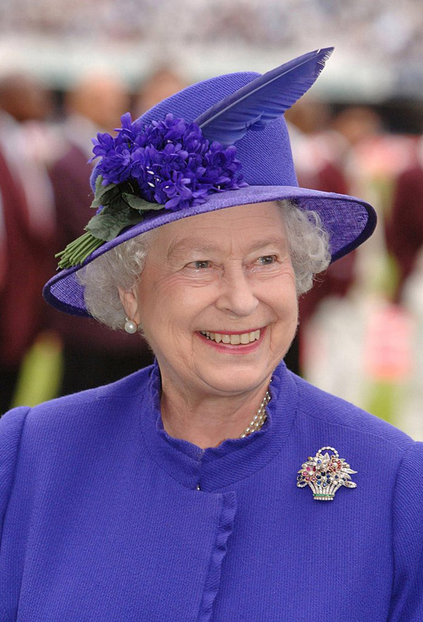 Lý do Nữ hoàng Elizabeth II luôn mặc đồ màu nổi - 7