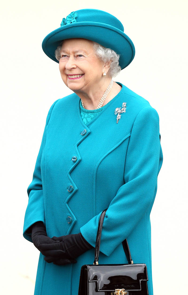 Lý do Nữ hoàng Elizabeth II luôn mặc đồ màu nổi - 6