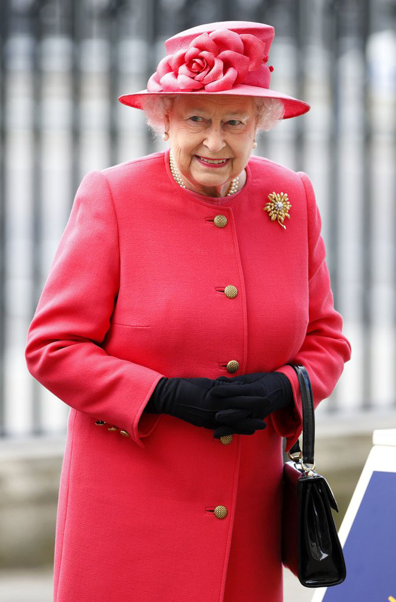 Lý do Nữ hoàng Elizabeth II luôn mặc đồ màu nổi - 5