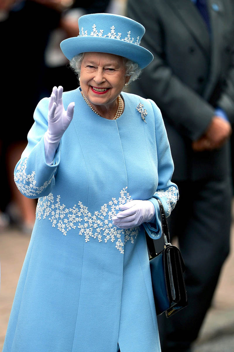 Lý do Nữ hoàng Elizabeth II luôn mặc đồ màu nổi - 2