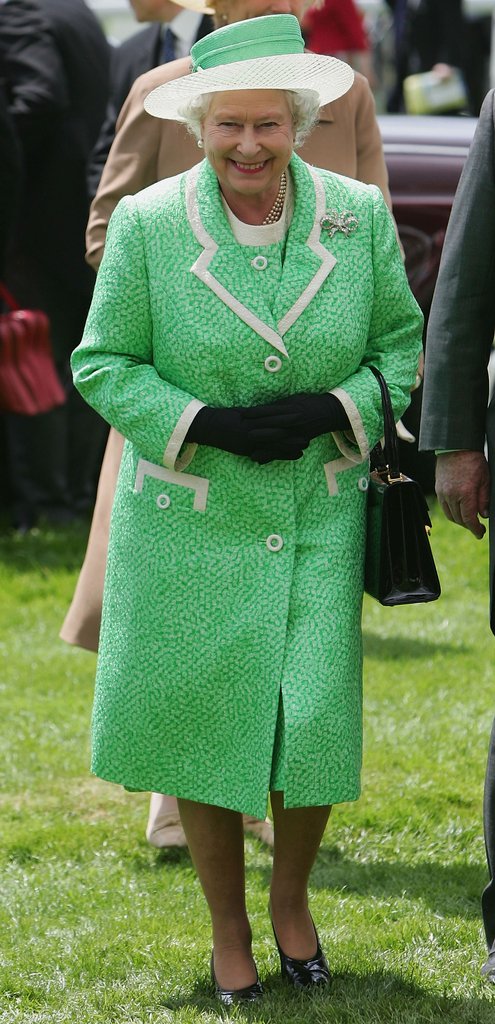 Lý do Nữ hoàng Elizabeth II luôn mặc đồ màu nổi - 3