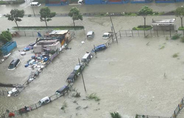 Hình ảnh khủng khiếp khi siêu bão Hato đổ bộ vào Trung Quốc, người đi đường bị gió thổi bay - 4