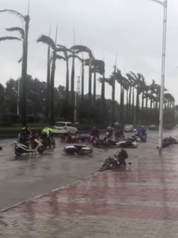 Hình ảnh khủng khiếp khi siêu bão Hato đổ bộ vào Trung Quốc, người đi đường bị gió thổi bay - 3