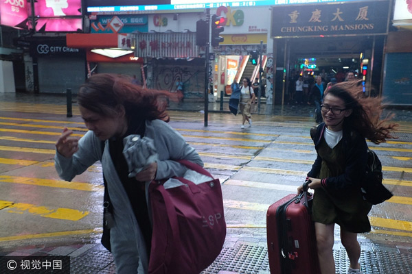 Hình ảnh khủng khiếp khi siêu bão Hato đổ bộ vào Trung Quốc, người đi đường bị gió thổi bay - 10