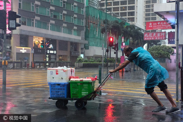 Hình ảnh khủng khiếp khi siêu bão Hato đổ bộ vào Trung Quốc, người đi đường bị gió thổi bay - 11