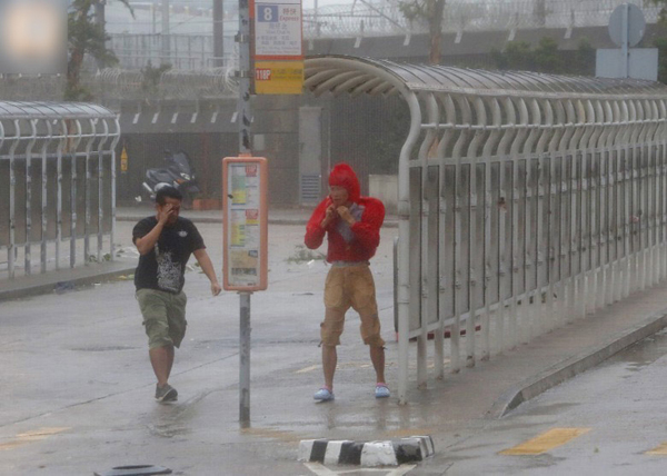 Hình ảnh khủng khiếp khi siêu bão Hato đổ bộ vào Trung Quốc, người đi đường bị gió thổi bay - 13