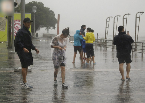 Hình ảnh khủng khiếp khi siêu bão Hato đổ bộ vào Trung Quốc, người đi đường bị gió thổi bay - 14
