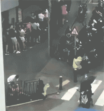 Hình ảnh khủng khiếp khi siêu bão Hato đổ bộ vào Trung Quốc, người đi đường bị gió thổi bay - 1