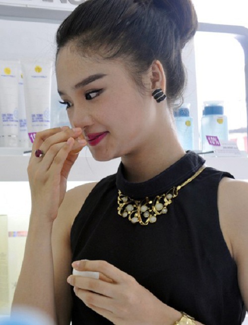Lông mày sâu róm báo hại sao Việt khiến không ai muốn nhìn lại - 13