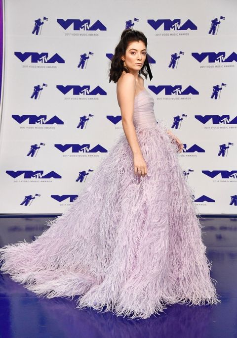 Vắng bóng Taylor Swift, Katy Perry và Nicki Minaj amp;#34;kèn cựaamp;#34; váy áo tại VMAs 2017 - 4