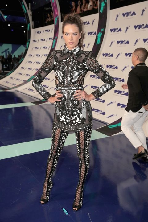 Vắng bóng Taylor Swift, Katy Perry và Nicki Minaj amp;#34;kèn cựaamp;#34; váy áo tại VMAs 2017 - 7
