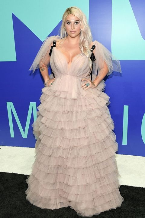 Vắng bóng Taylor Swift, Katy Perry và Nicki Minaj amp;#34;kèn cựaamp;#34; váy áo tại VMAs 2017 - 10