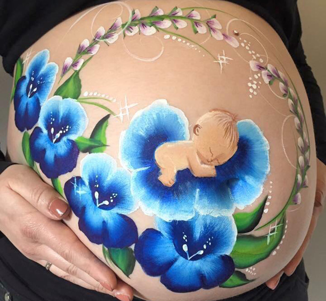 Em bé ngủ yên trong bụng mẹ như đang được nâng niu trên những cánh hoa.
