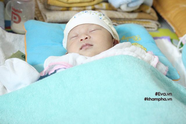 Người mẹ ruột khóc rất nhiều và xin lỗi vì bỏ rơi con 14 ngày tuổi cùng 1 triệu đồng - 1