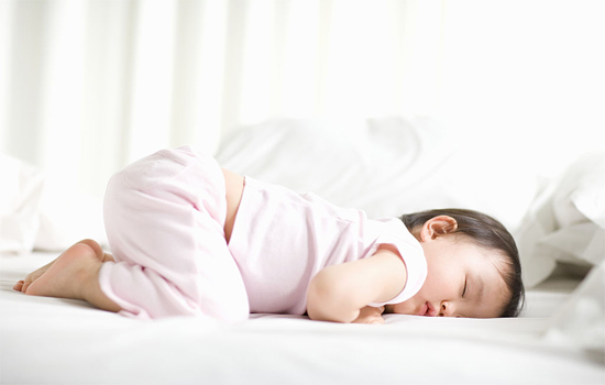 Bế con nằm úp mặt ru ngủ cho tình cảm, cha ân hận khi thức dậy con đã tử vong - 2