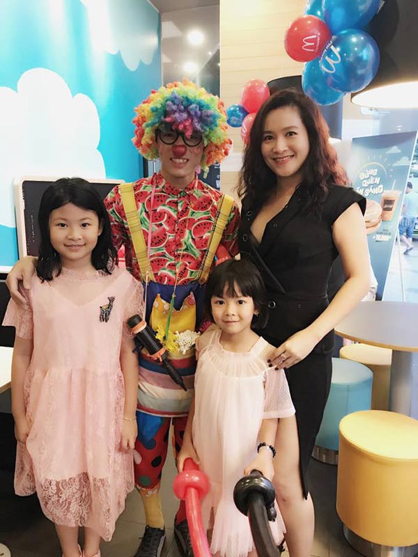 Vợ MC Bình Minh hạnh phúc vì 2 con gái đã biết nhường nhịn nhau - 2