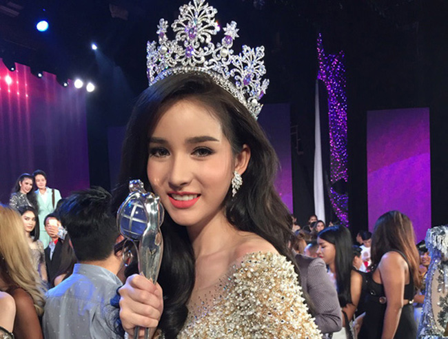 Sau đêm chung kết Hoa hậu chuyển giới Thái Lan vừa qua, Rinrada Thurapan (Yoshi) lập tức trở thành hiện tượng gây bàn tán xôn xao khắp châu Á với dung mạo được đánh giá là "sắc nước hương trời".
