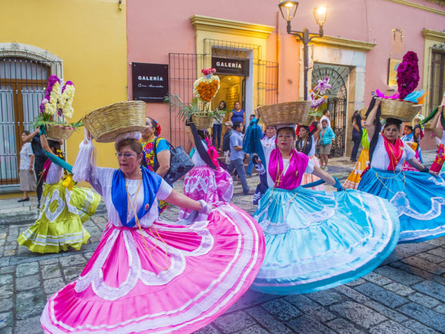Oaxaca, Mexico: Oaxaca không nằm gần biển, nhưng rất đông du khách tới thành phố này đặc biệt vào dịp lễ hội Dia de los Muertos (Ngày của người chết) được tổ chức từ 31.10 đến 2.11 hàng năm.
