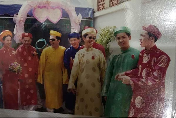 Hé lộ ảnh Đàm Vĩnh Hưng đi bê tráp cùng Hoài Linh thời cả hai còn amp;#34;ngố tàuamp;#34; - 2