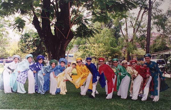 Hé lộ ảnh Đàm Vĩnh Hưng đi bê tráp cùng Hoài Linh thời cả hai còn amp;#34;ngố tàuamp;#34; - 4