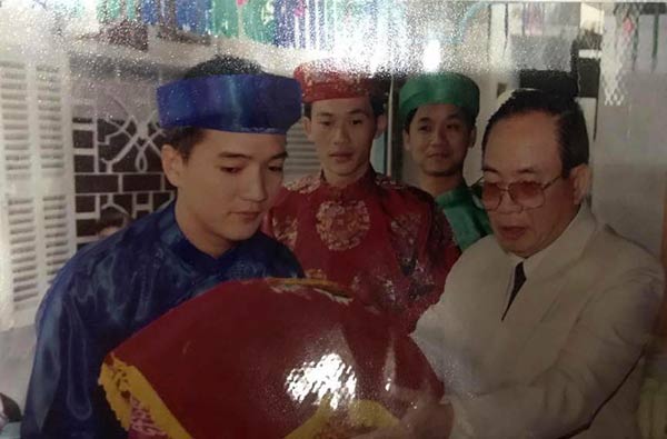 Hé lộ ảnh Đàm Vĩnh Hưng đi bê tráp cùng Hoài Linh thời cả hai còn amp;#34;ngố tàuamp;#34; - 1