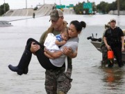 Tin tức - Khoảnh khắc cảnh sát bế hai mẹ con gốc Việt sau siêu bão Harvey lay động cư dân mạng