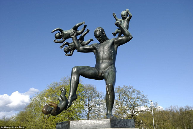 Bức tượng người đàn ông chiến đấu với những đứa trẻ sơ sinh ở công viên Frogner

Dường như hành động làm hại trẻ em không hề được mọi người ủng hộ và luôn là điều xã hội lên án.
