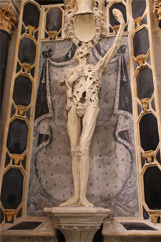 Bức tượng Transi De Rene De Chalon tại nhà thờ Saint-Étienne

Được đặt tại nhà thờ Saint-Étienne ở Bar-le-Duc, Pháp, bức tượng Transi De Rene De Chalon được coi là một bức tượng đáng sợ nhất trên thế giới. Người ta xây dựng bức tượng này trên hình ảnh hoàng tử trẻ René de Chalon - "Hoàng tử Cam". 
