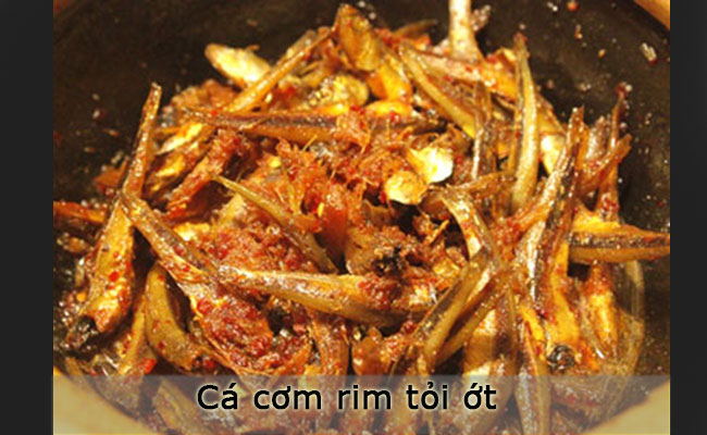 Lấy 150 gram cá cơm khô ngâm nước 15 phút cho mềm, rửa sạch. Phi thơm tỏi ớt băm nhỏ rồi cho cá cơm vào đảo đều, nêm mắm, đường tuỳ khẩu vị đến khi cá keo lại, ngấm gia vị là xong.
