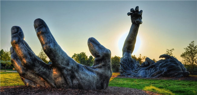 Bức tượng The Awakening

Hình ảnh một người khổng lồ 21m bị những lớp đất vùi xuống và có vẻ như người đàn ông này đang cố vươn lên khỏi mặt đất. Bức tượng do nghệ sĩ J. Seward Johnson Jr. thiết kế. Ban đầu, nó được đặt ở Công viên East Potomac trước khi chuyển đến khu du lịch National Harbor ở Maryland. 
