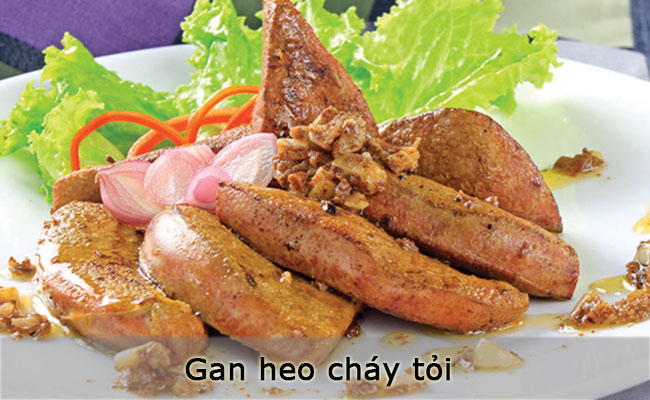 Gan heo cắt miếng hơi dày (khoảng 0,5 cm), ướp với thật nhiều tỏi, tiêu, bột nêm, chút xì dầu; bí quyết là có một muỗng nước ép khóm trộn với rượu vang. Tất cả trộn đều rồi để chừng 10 phút cho thấm. Bắc chảo lên bếp, khi chảo nóng thì cho ít dầu ăn vào tráng đều mặt chảo, sau đó gắp từng miếng gan cho vào, ban đầu để lửa nhỏ, khi gan chín thì vặn lửa to, đến khi thấy miếng gan cháy cạnh thì được. 


