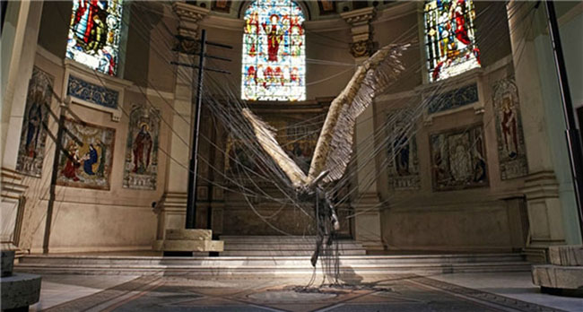 Bức tượng Lucifer

Tại nhà thờ Holy Trinity Marylebone, Westminster người ta xây dựng bức tượng Lucifer với một hình dáng tuy lạ lung, ghê rợn nhưng vô cùng có sức hấp dẫn. Dưới những ô kính nhiều màu sắc của nhà thờ, một sinh vật kì dị với đôi cánh vĩ đại và khuôn mặt đáng sợ đang bị mặc kẹt trong một mạng lưới.
