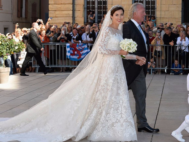 Công chúa Craire chọn váy cưới hiệu Elie Saab vào năm 2013. Cô khoe vẻ rạng rỡ trong mẫu váy tinh xảo trên nền chất liệu cao cấp.
