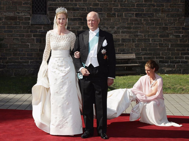 Công chúa Nathalie của Sayn-Wittgenstein-Berleburg diện mẫu váy cưới có phần cầu vai đan kết lạ mắt của Henrik Hviid trong lễ cưới với ngài Alexander Johannsmann năm 2011.

