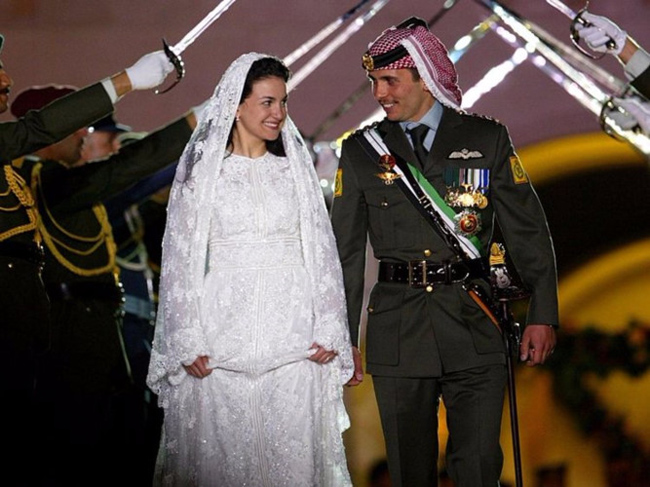 Công nương Noor đầy kiêu hãnh trong mẫu váy cưới trắng có phần khăn choàng phù hợp với văn hóa trong ngày chung đôi với Thái tử Jordan Hamze.
