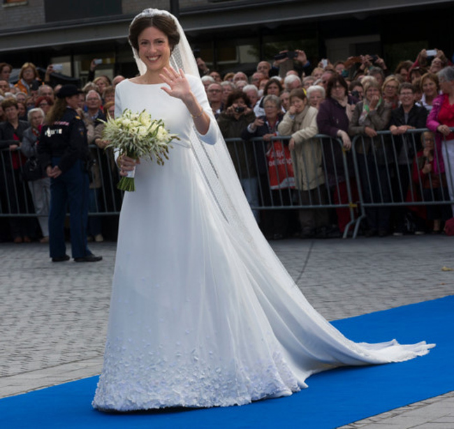 Người phụ nữ đa tài khi từng là luật sư, nhà văn Viktoria Cservenyak ưu ái mẫu thiết kế của Claes Iversen trong đám cưới với Hoàng tử Hà Lan  Jamie de Bourbon Parmem cách đây 4 năm.
