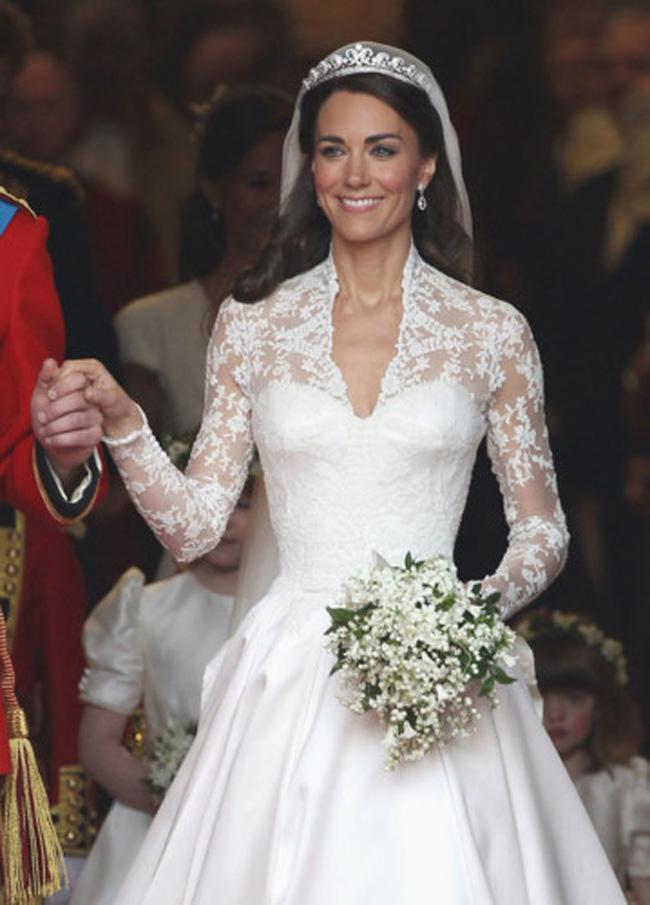 Và trong mẫu thiết kế của thương hiệu Alexander McQueen, công nương Kate đã khiến mọi trái tim người dân Anh say đắm trong đám cưới với Hoàng tử William.
