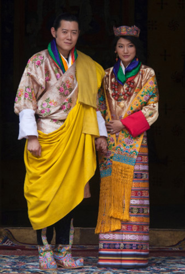 Hoàng hậu đất nước hạnh phúc nhất thế giới Bhutan là Jetsun Pema khoe nét đẹp ma mị trong mẫu váy cưới lấy cảm hứng từ trang phục truyền thống trong hôn lễ với Quốc vương Jigme Khesar Namgyel Wangchuck.
