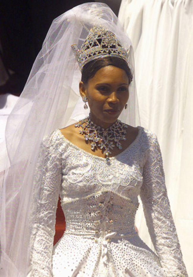 Karabo Motsoeneng chọn bộ trang phục có điểm nhấn là vòng cổ to bản, tinh xảo. Cô đeo vương miện lấp lánh khi kết hôn với Vua Lesotho năm 2000.


