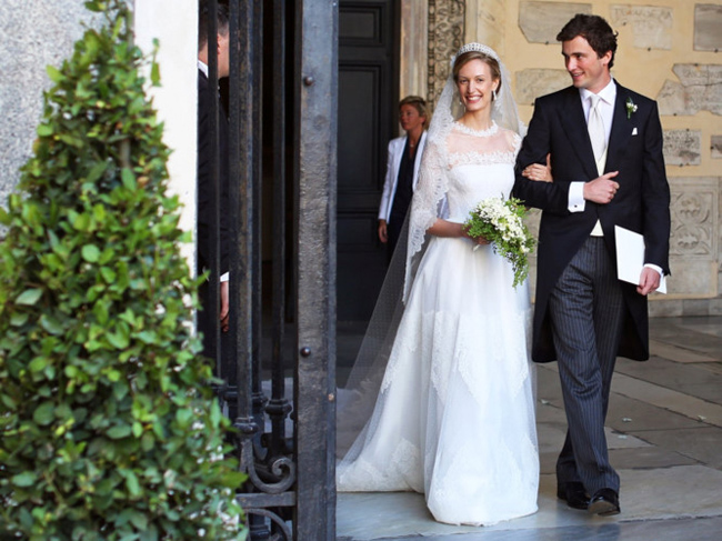 Nhà báo Elisabetta Maria Rosboch von Wolkenstein diện bộ váy cưới đơn giản nhưng tinh tế của Valentino trong buổi hôn lễ với Hoàng tử nước Bỉ Amedeo.

