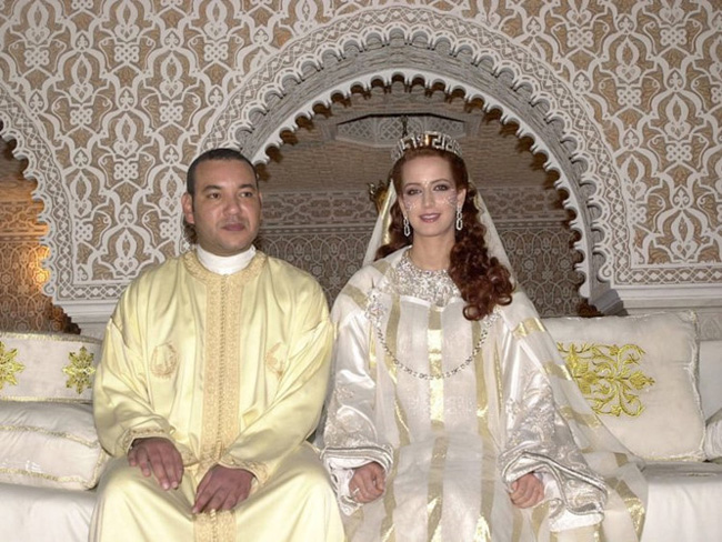 Kỹ sư Lalla Salma có nhan sắc ngọt ngào đã được bước chân vào hoàng gia khi kêt hôn với vua Morocco Mohamed VI. Lễ cưới của họ được tổ chức tại Cung điện hoàng gia ở Rabat, Morocco năm 2002. Lalla Salma diện váy cưới mang đậm chất dân tộc với tông màu trắng tinh khiết.
