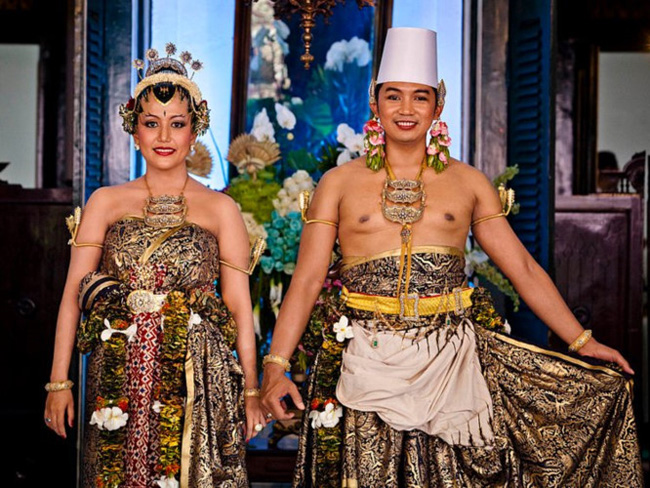 Lễ cưới của Hoàng tử Notonegoro và Công chúa Hayu được toàn thể người dân đất nước Indonesia ủng hộ và dõi theo nhiệt tình. Sau 10 năm tay trong tay, họ quyết định về chung một nhà trong trang phục cưới đậm chất dân tộc.
