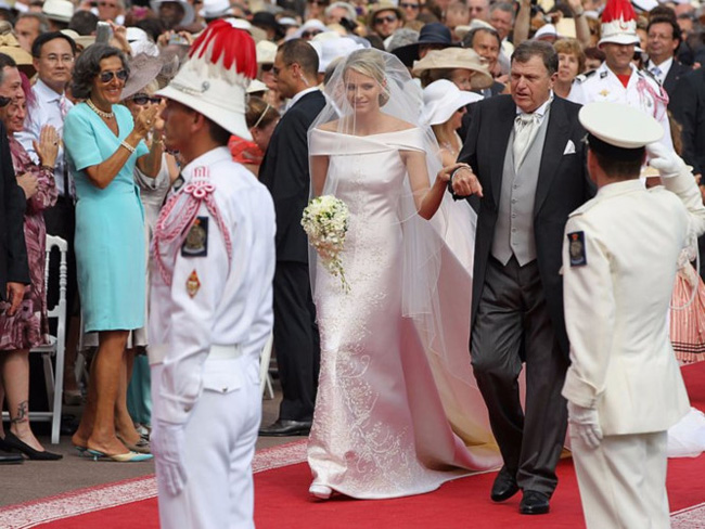 Công chúa Charlene diện váy cưới từ satin và lụa tơ tằm thanh lịch của hãng Armani trong buổi hôn lễ với Hoàng tử Albert năm 2011.
