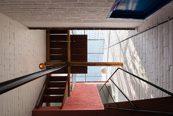 Căn nhà Sài Gòn bên ngoài lụp xụp, bên trong chẳng khác “thiên đường” - 9