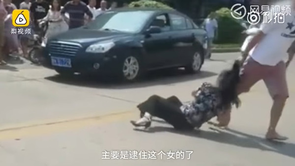 Con trai đánh đập tàn nhẫn người tình của bố giữa phố, đám đông hiếu kỳ thản nhiên đứng xem - 2