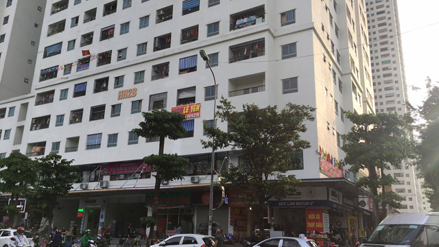 Hãi hùng dao thớt, cốc thủy tinh, thanh sắt bay từ chung cư cao tầng trúng người đi đường - 3