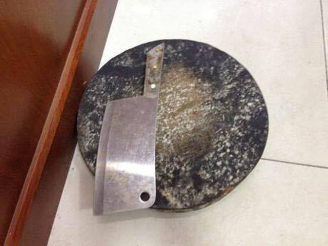 Hãi hùng dao thớt, cốc thủy tinh, thanh sắt bay từ chung cư cao tầng trúng người đi đường - 2