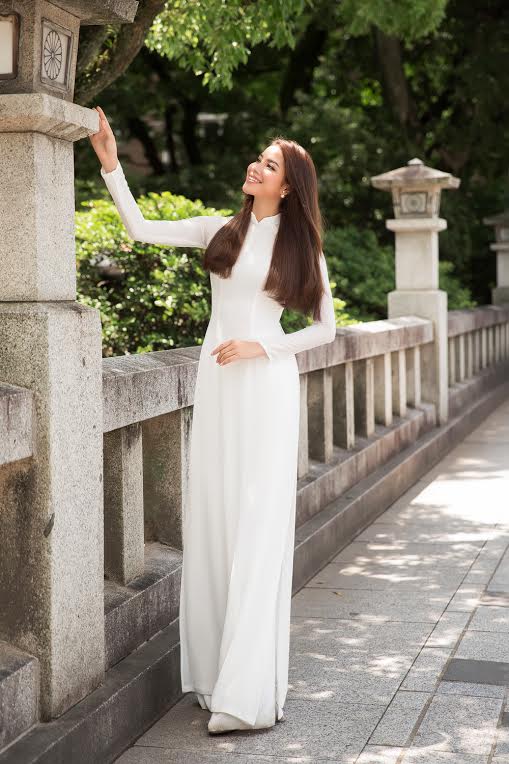 Hoa hậu Phạm Hương đẹp thoát tục với tà áo dài trắng tinh khôi tại Nhật - 6