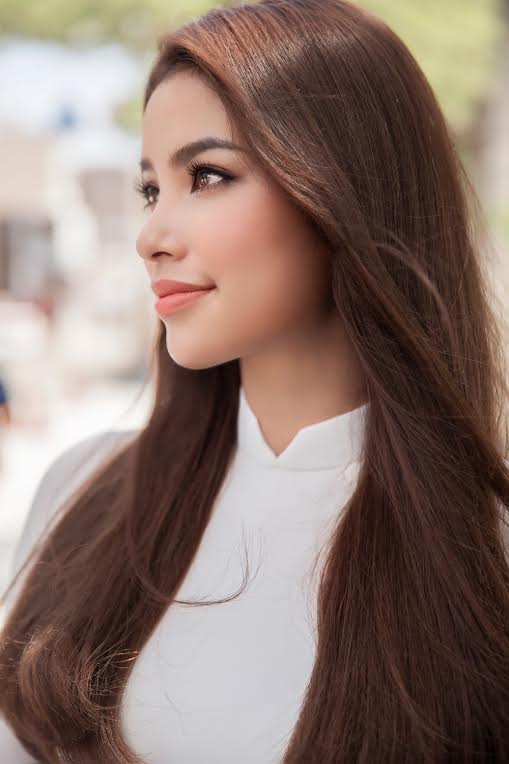 Hoa hậu Phạm Hương đẹp thoát tục với tà áo dài trắng tinh khôi tại Nhật - 1