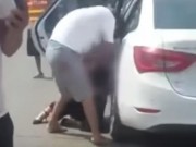 Tin tức - Con trai đánh đập tàn nhẫn người tình của bố giữa phố, đám đông hiếu kỳ thản nhiên đứng xem